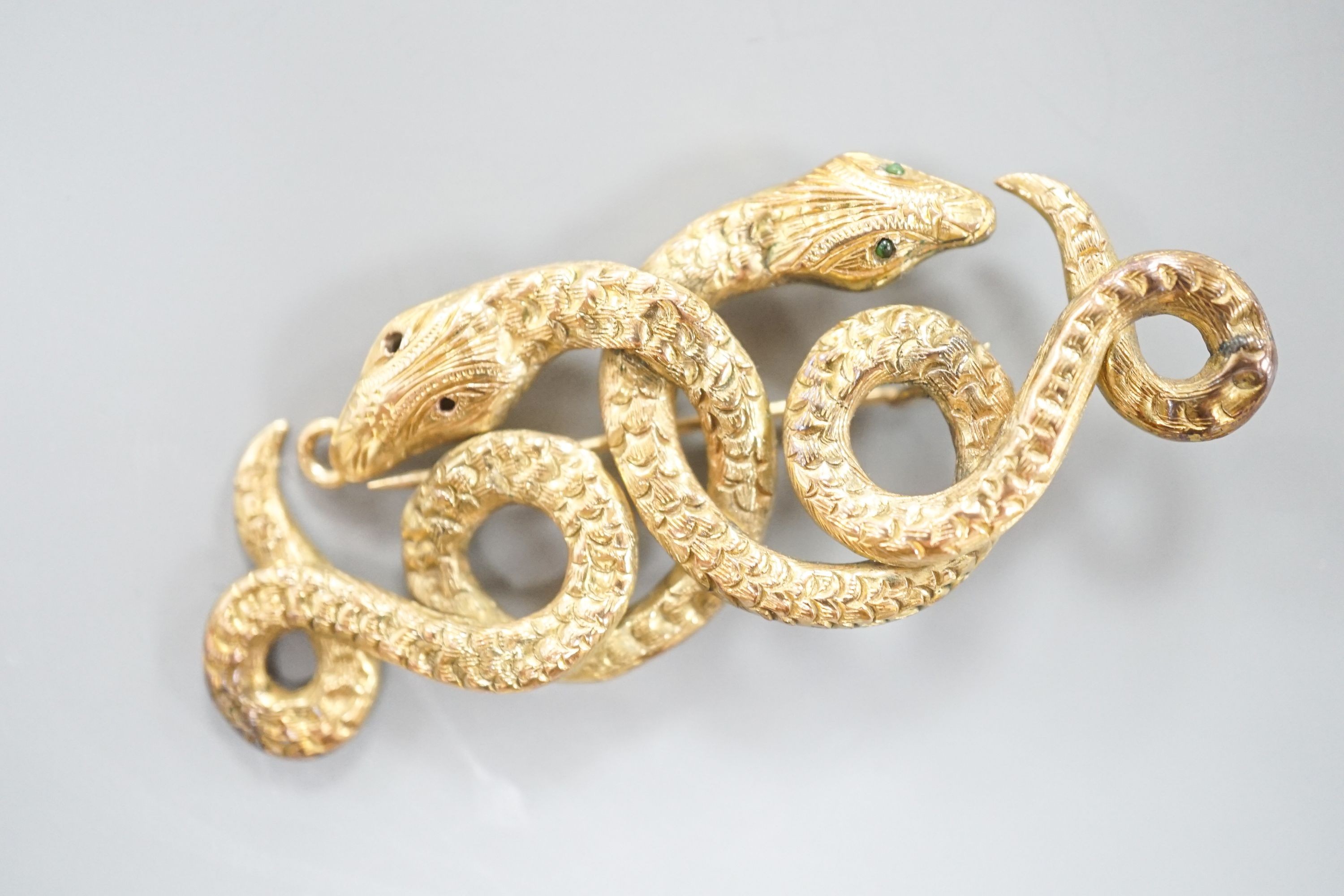 A yellow metal and enamel set twin serpent brooch, (a.f.), 58mm, gross weight 9 grams.